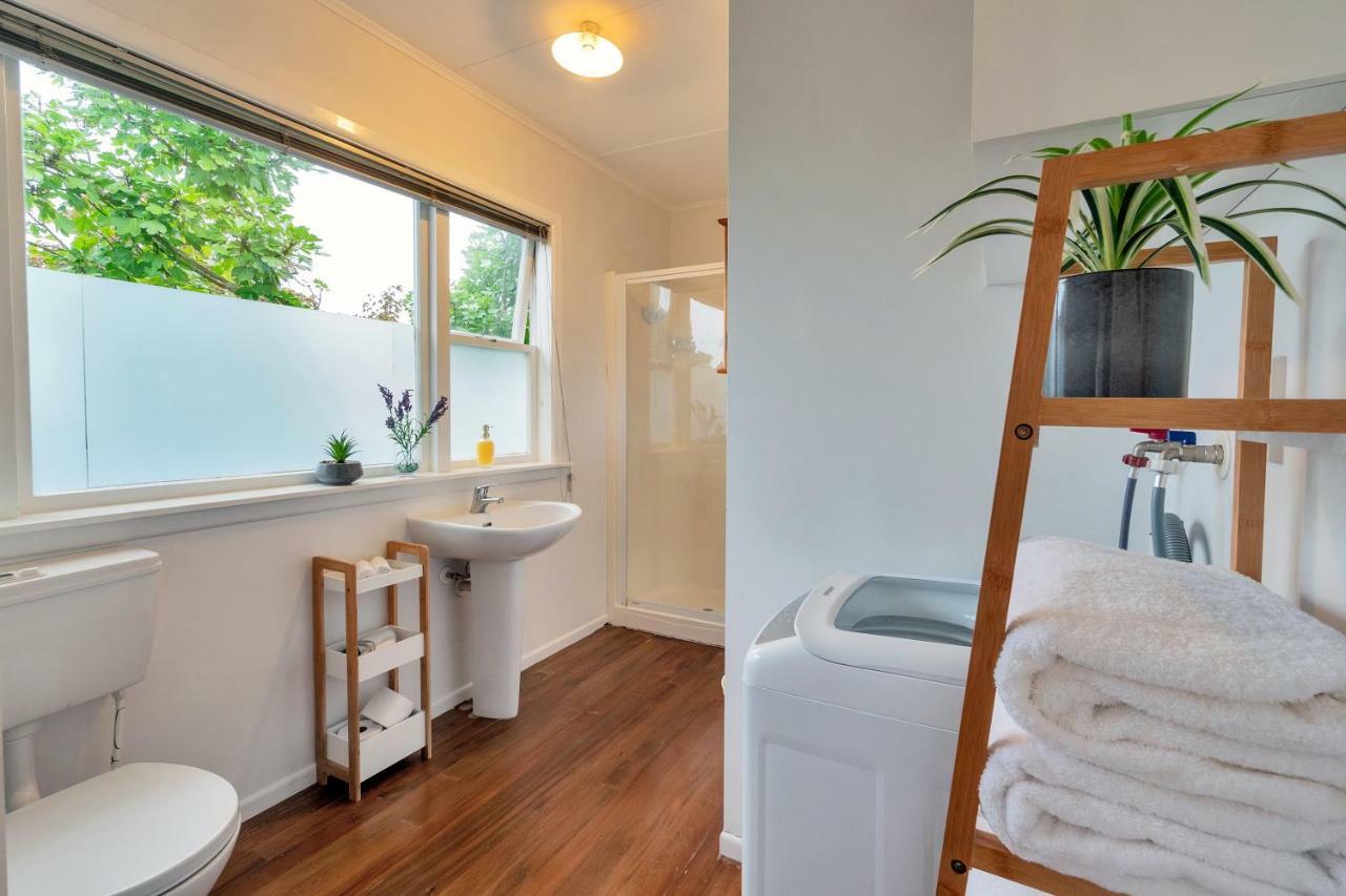 Sunny & Cozy Home Near Western Springs Auckland Exteriör bild