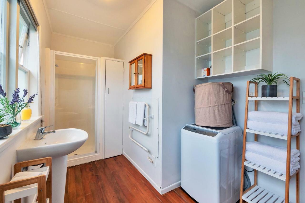 Sunny & Cozy Home Near Western Springs Auckland Exteriör bild